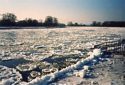 Elbe km - 258 - Eisgang Rosslau am Bootshaus (1996)