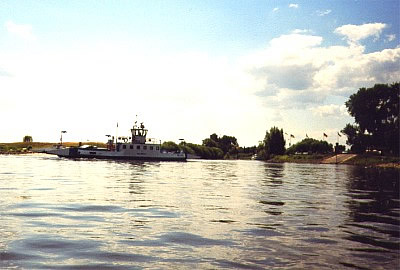 ELBE-km 550 - Eine der schnellen Motor-Fähren (1999)