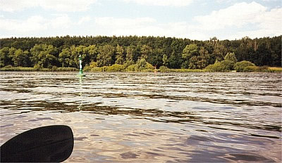 ELBE-km 575 - Fahrrinnenmarkierung hinter Artlenburg (1999) Vorsicht vor kurz unter der Wasseroberfläche liegenden Buhnen!