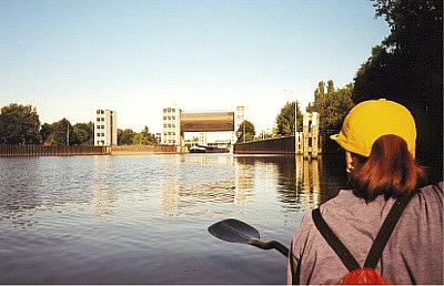 ELBE-km 586 - Geesthacht - Einfahrt in die Schleuse (1999) Hier wartet man auf das Lautsprechersignal: - Und nun die Sportboote- .