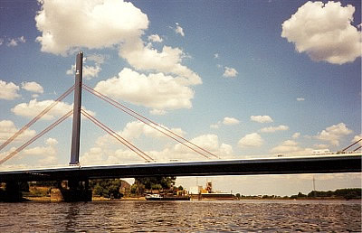 ELBE-km 615 - Hamburger Autobahnbrücke -A1 (1999) Kurz davor befindet sich rechts die Einfahrt zur Dove-Elbe.