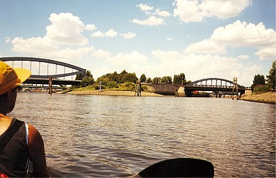 ELBE-km 619 - Rechts die Einfahrt Oberhafen/Zollkanal (1999)