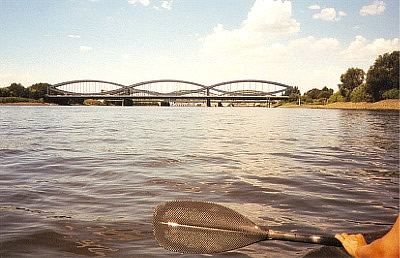 ELBE-km 618 - Hamburg - Norderelbe (1999) Kurz vor den zwei Brücken (km 619) befindet sich rechts die Einfahrt in den Oberhafen/Zollkanal.